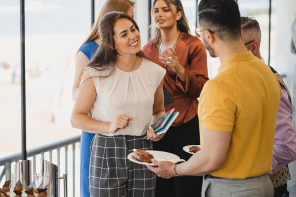 Networking για όσους μισούν το Networking: Πώς να κάνεις γνωριμίες χωρίς να «ζορίζεσαι»